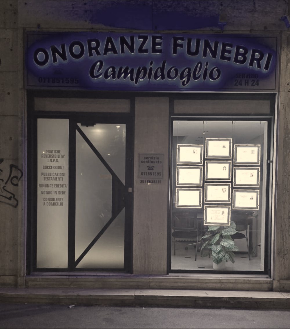 L'agenzia di Piazza Risorgimento 28 illuminata di notte